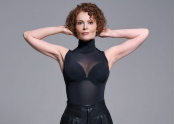 La star de "Ghosts" Rebecca Wisocky parle de Turing 50 et de ses meilleurs conseils de beauté