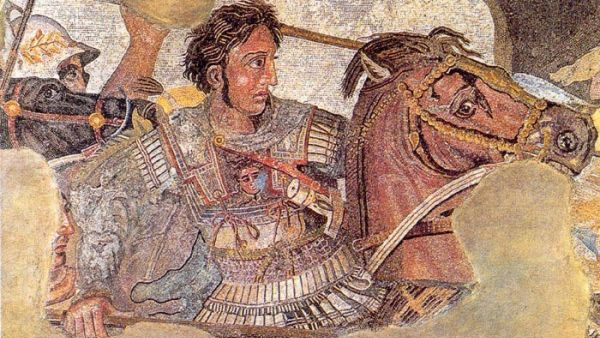 Une photo montrant juste Alexandre sur son cheval de la célèbre mosaïque de Pompéi.  Sur sa cuirasse se trouve une image de Méduse.