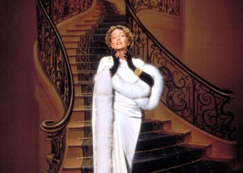 L'image peut contenir une personne humaine Gloria Swanson et un escalier