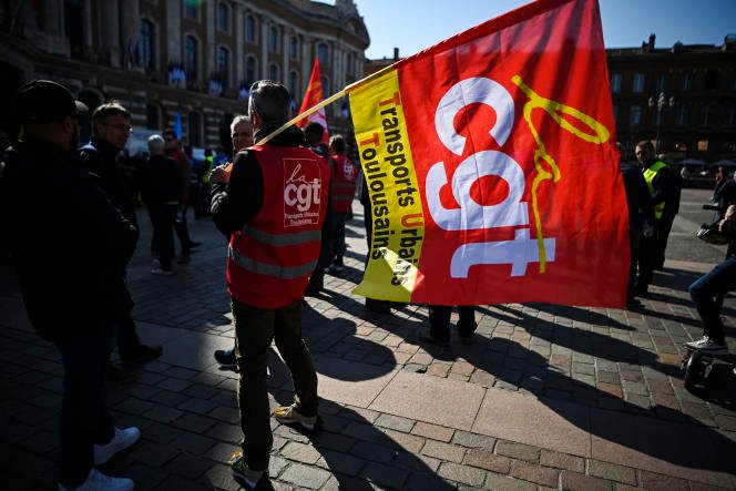 Lors d'une grève intersyndicale des salariés de Tisséo, devant la mairie de Toulouse, dans le sud-ouest de la France, le 18 avril 2023.