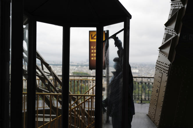Un employé chargé du nettoyage lors de la réouverture du dernier étage de la Tour Eiffel, à Paris, le 15 juillet 2020.