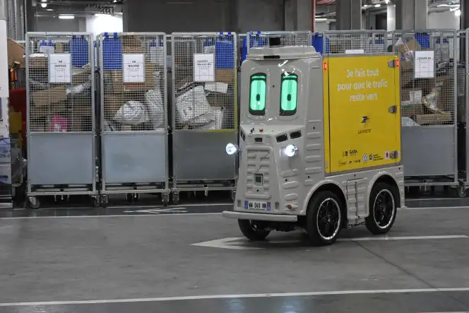 Un robot autonome de livraison de colis de la start-up Twinswheel, le 23 novembre 2022, à Paris.