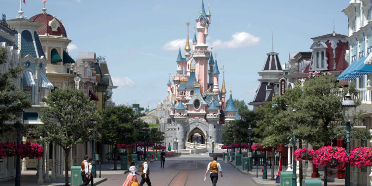 Un millier de grévistes à Disneyland Paris pour obtenir des augmentations de salaire – Thebuzzly