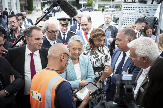 La Première ministre Elisabeth Borne (en bleu) lors d'un déplacement sur le thème du RSA, à Salon-de-Provence (Bouches-du-Rhône), le 9 juin 2023.