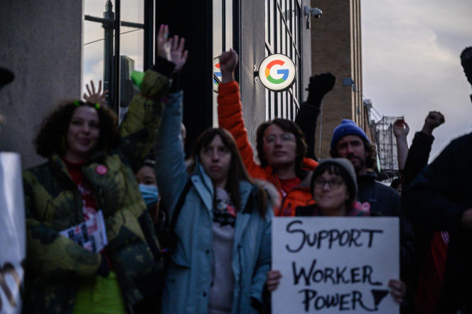 Des membres de l'Alphabet Workers Union (CWA) organisent un rassemblement devant les bureaux de Google en réponse aux récents licenciements d'employés, à New York, le 2 février 2023. La société mère de Google, Alphabet, a annoncé en janvier qu'elle supprimerait environ 12 000 emplois dans le monde. 