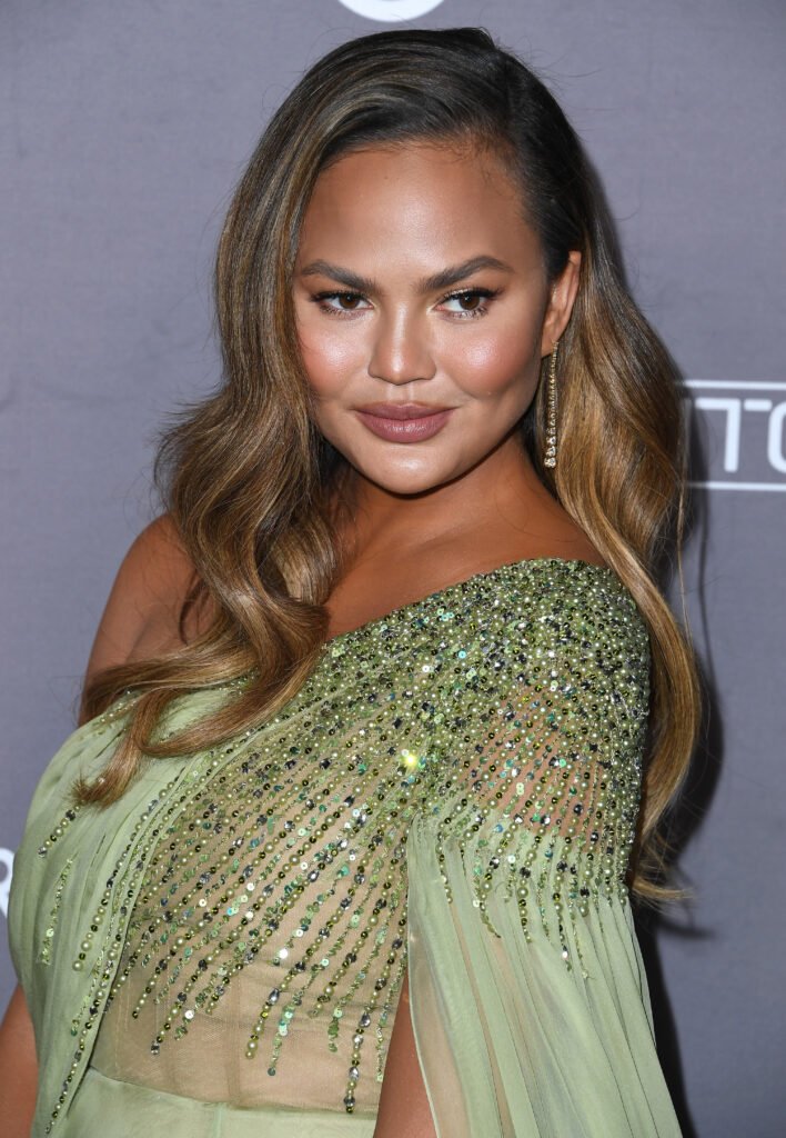 Chrissy Teigen a répondu à un commentaire sur son nouveau visage – Thebuzzly