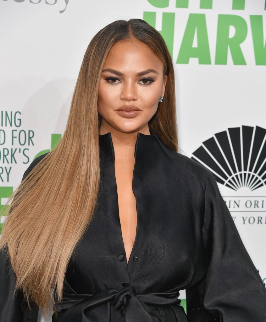 Chrissy Teigen a répondu à un commentaire sur son nouveau visage – Thebuzzly