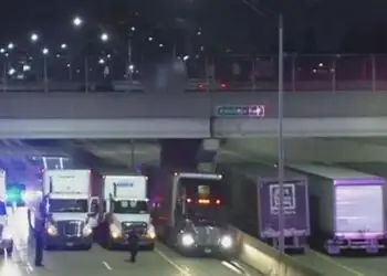 13 Truck Drivers Block Highway To Form A ‘Safety Net’