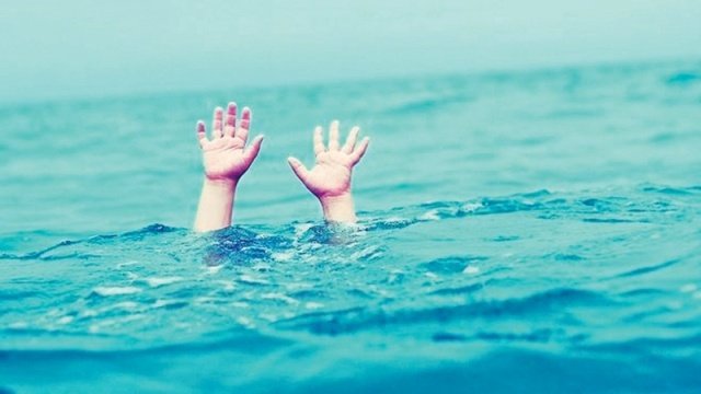 A 12-year-old boy falls from the boat into the middle of the ocean without anyone noticing – Thebuzzly