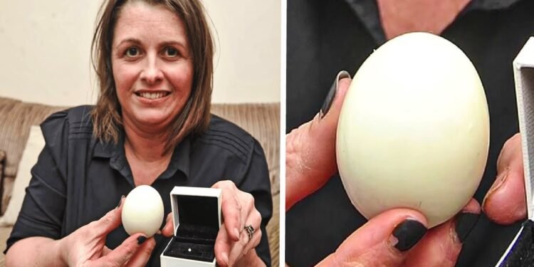 When This Woman Bit Into An Egg And Felt Something Hard, She Was Blown Away By The Object Inside – Thebuzzly