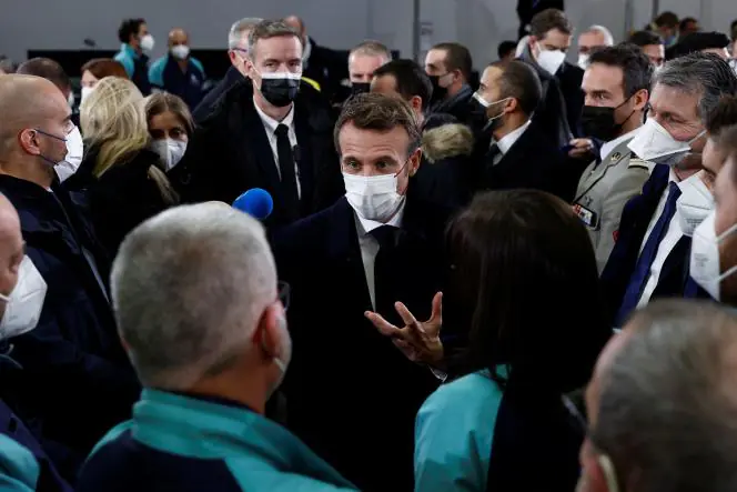 Emmanuel Macron rencontre les collaborateurs de BASF à Chalampe (Haut-Rhin) le 17 janvier 2022.
