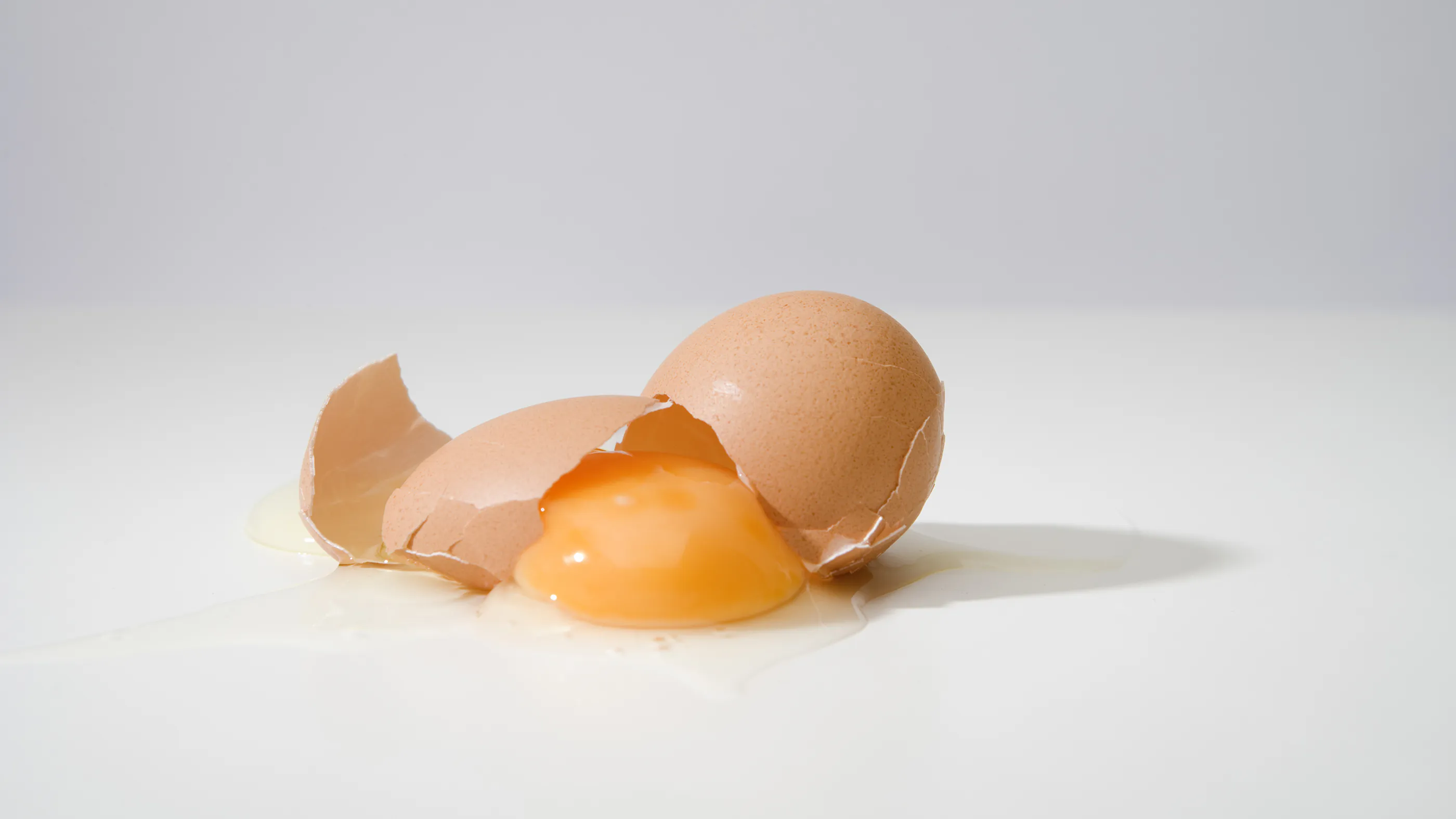 Montré ici, un œuf fêlé. Ce n'est pas un processus réversible, selon la deuxième loi de la thermodynamique.