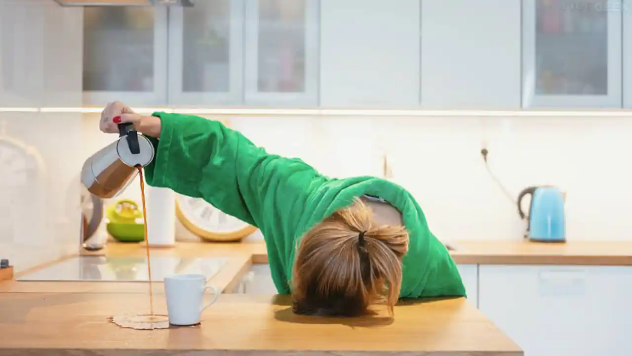 Femme qui dort sur la table de la cuisine