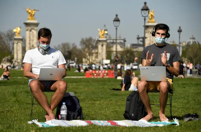 Devant l'Hôtel des Invalides, à Paris, le 31 mars 2021.