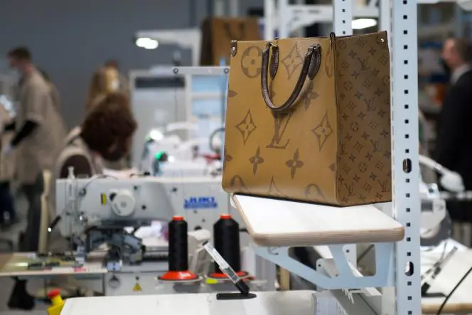 Le sac est fabriqué dans l'atelier Louis Vuitton sous le nom 