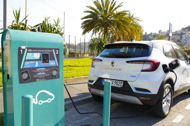 Une voiture électrique Renault recharge sa batterie, à Menton (Alpes-Maritimes), le 3 mai 2021.