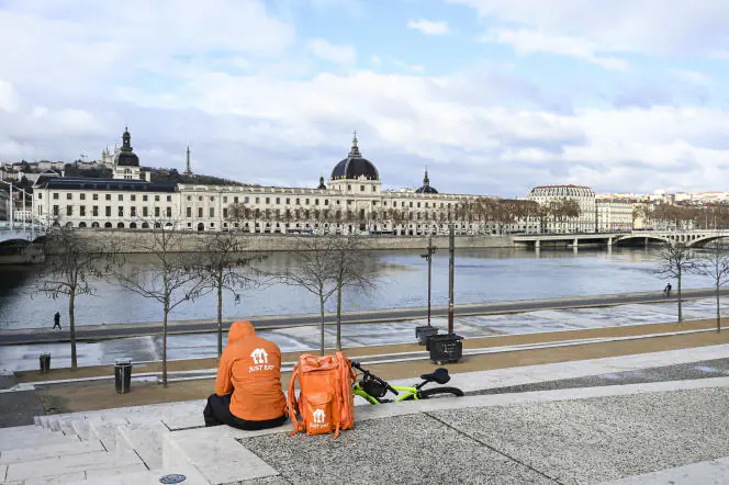 Just Eat coursier à vélo lors d'une pause sur les bords du Rhône à Lyon, novembre 2021.