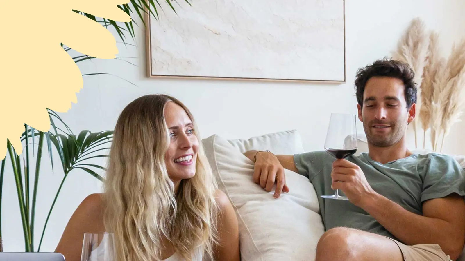 L’image contient peut-être : humain, personne, meubles, canapé, verre, boisson, alcool, assis, rendez-vous amoureux et bière