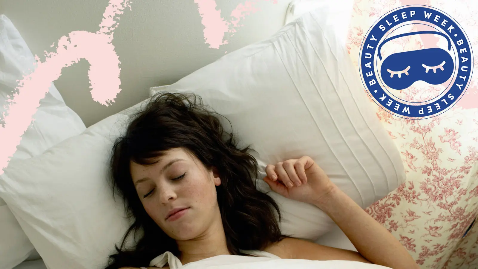 L’image peut contenir : coussin, oreiller, meuble, humain, personne, canapé et lit