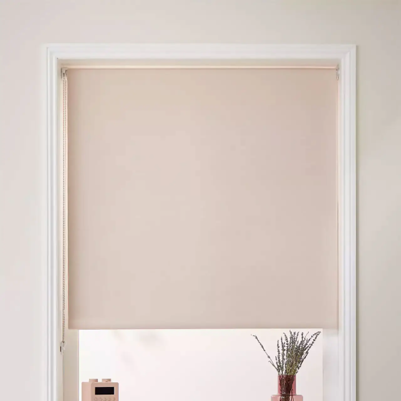 L’image peut contenir : décoration d’intérieur, fenêtre, rideau, pare-soleil et linge de maison