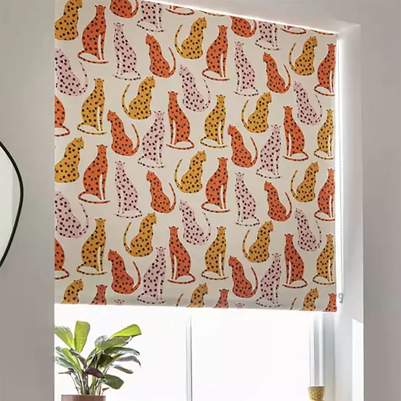 L’image peut contenir : décoration d’intérieur, tapis, rideau, fenêtre et store de fenêtre