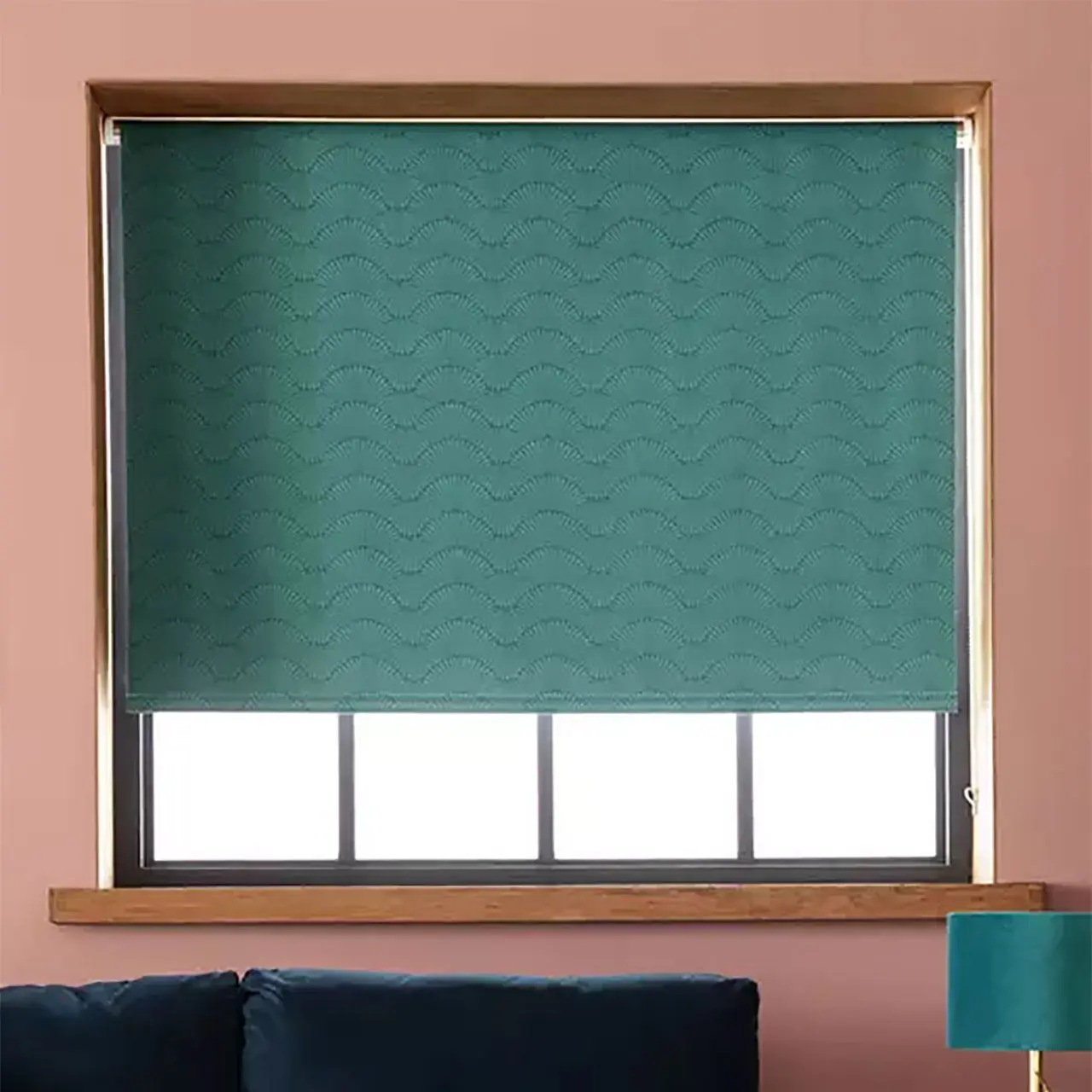 L’image peut contenir : décoration d’intérieur, canapé, meuble, fenêtre, rideau et store de fenêtre