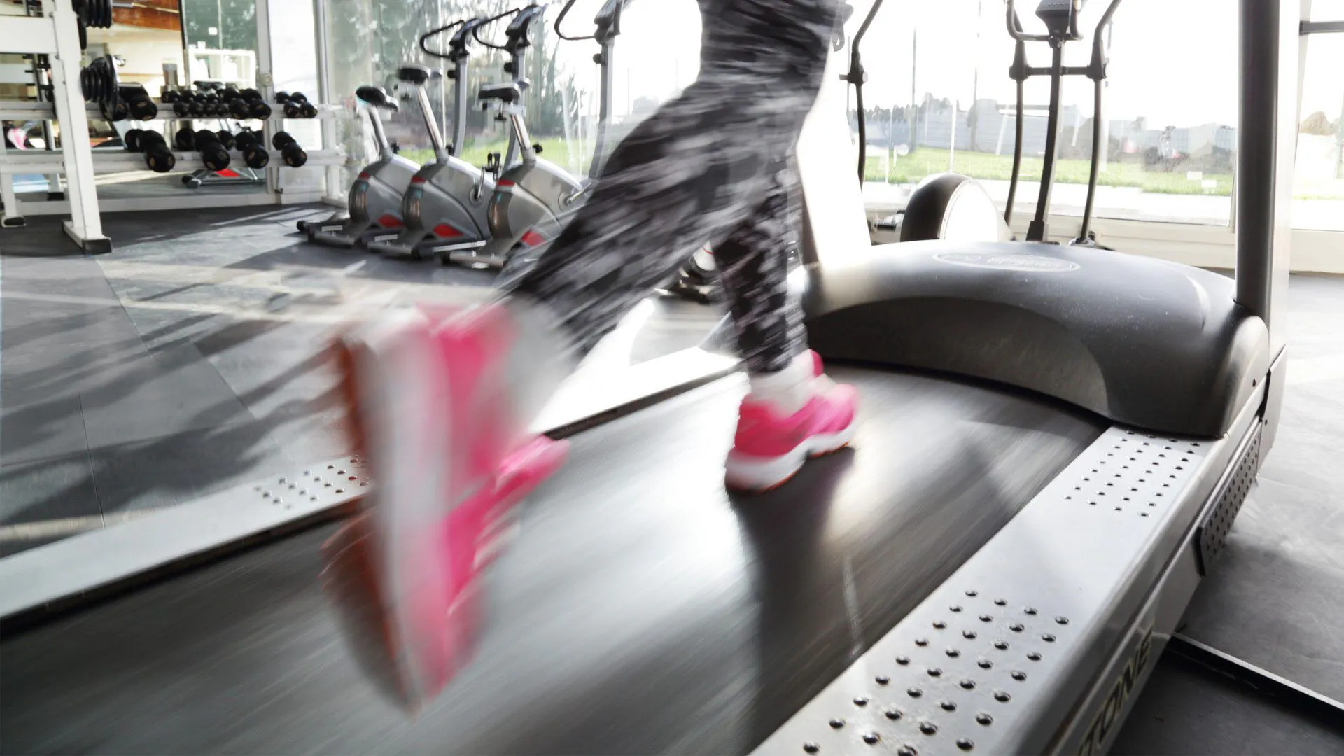 Rameurs vs tapis roulants : quel est le meilleur pour un usage domestique ? image des pieds d'un coureur sur un tapis roulant
