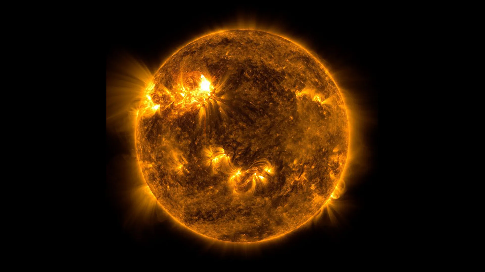 L’observatoire Solar Dynamics de la NASA a capturé cette image d’une éruption solaire – comme on le voit dans le flash lumineux dans la partie supérieure gauche de l’image – le 20 avril 2022. L’image montre un sous-ensemble de lumière ultraviolette extrême qui met en évidence l’extrême matériau chaud dans les fusées éclairantes, et qui est colorisé en jaune.