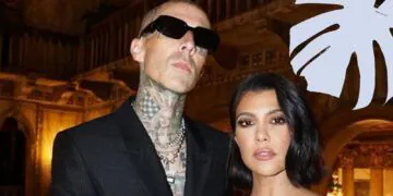 L’image contient peut-être : Kourtney Kardashian, peau, lunettes de soleil, accessoires, accessoire, humain, personne, vêtements, vêtements et costume