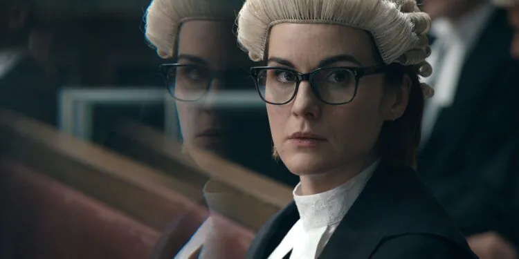 L’image contient peut-être des vêtements, des vêtements, un chapeau, un chapeau, une tête, une personne humaine, Michelle Dockery, des lunettes, des accessoires et des accessoires.