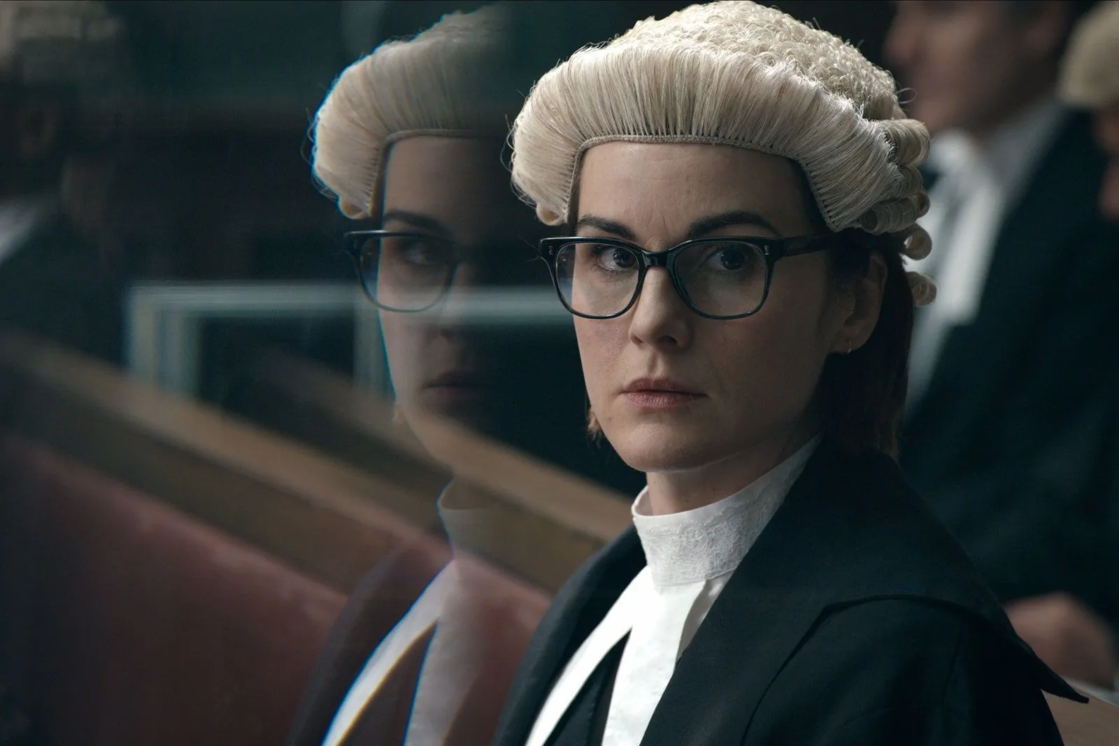 L’image contient peut-être des vêtements, des vêtements, un chapeau, un chapeau, une tête, une personne humaine, Michelle Dockery, des lunettes, des accessoires et des accessoires.
