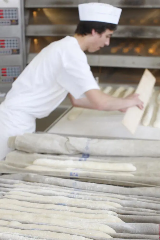 Un étudiant en formation boulangerie, en France.