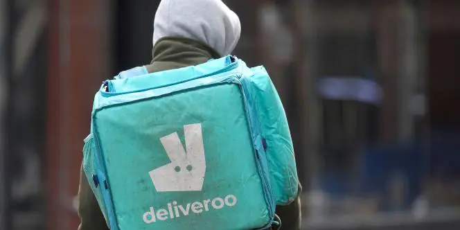 Un livreur à vélo de l’enseigne britannique Deliveroo, à Londres, le 31 mars 2022.