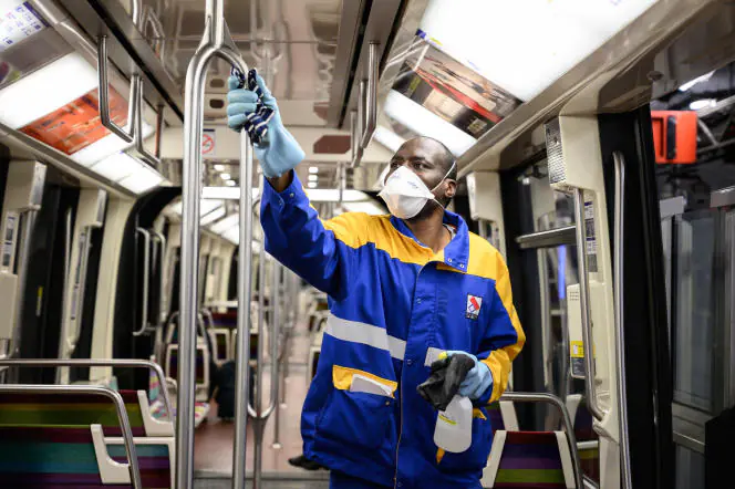 Un employé d’une entreprise de nettoyage travaille dans le métro parisien, en mai 2020.