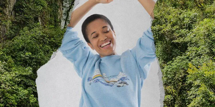 L’image peut contenir des vêtements à manches longues Human Person Sweatshirt sweat-shirt et Alisha Wainwright