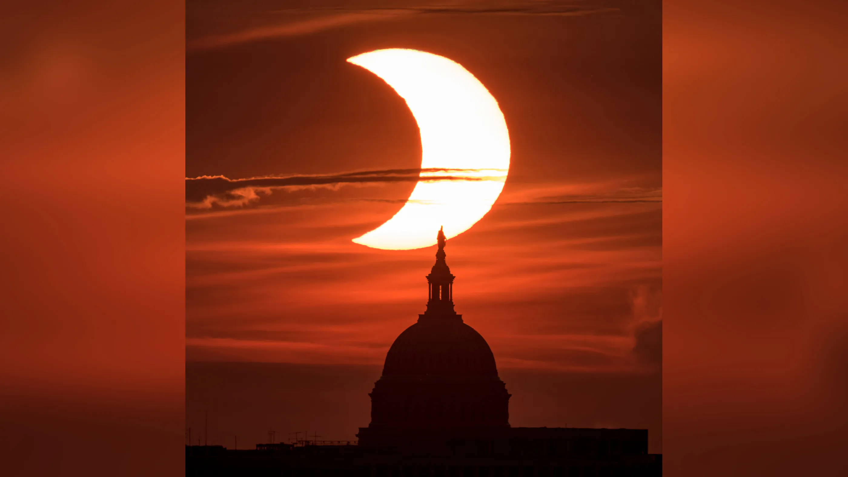 Une éclipse solaire partielle est vue alors que le soleil se lève derrière le Capitole des États-Unis, jeudi 10 juin 2021, vu d’Arlington, en Virginie.