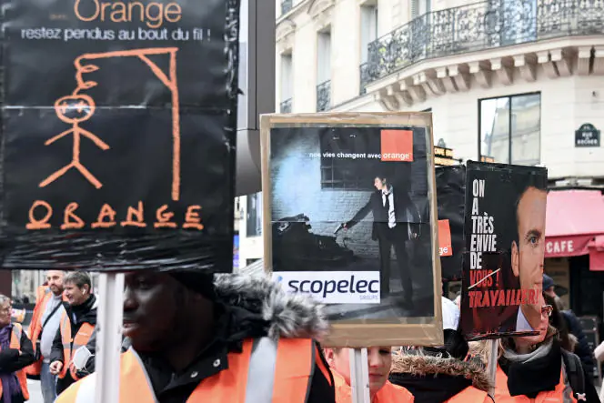 Les collaborateurs de Scopelec manifestent à Paris le 7 avril 2022.