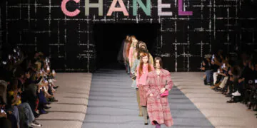 Malgré le record de ventes de Chanel en 2021, le secteur du luxe replonge dans l'incertitude