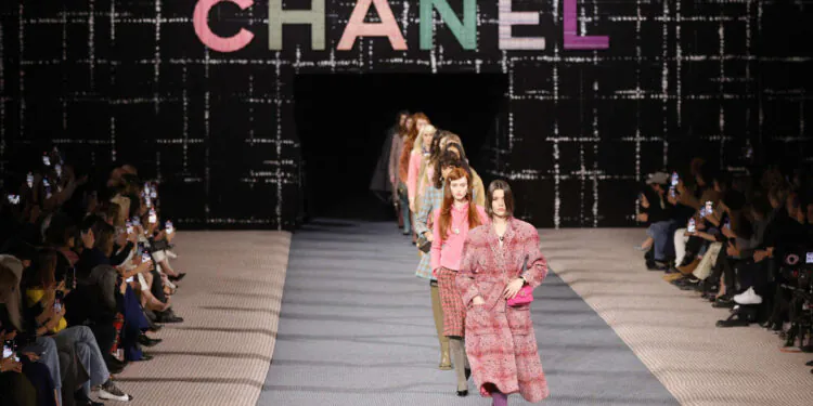 Malgré le record de ventes de Chanel en 2021, le secteur du luxe replonge dans l'incertitude