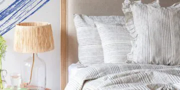 L’image peut contenir: Coussin, Oreiller, Décoration intérieure, Chambre, Chambre à coucher, Meubles, Lit, Lampe et Lampe de table