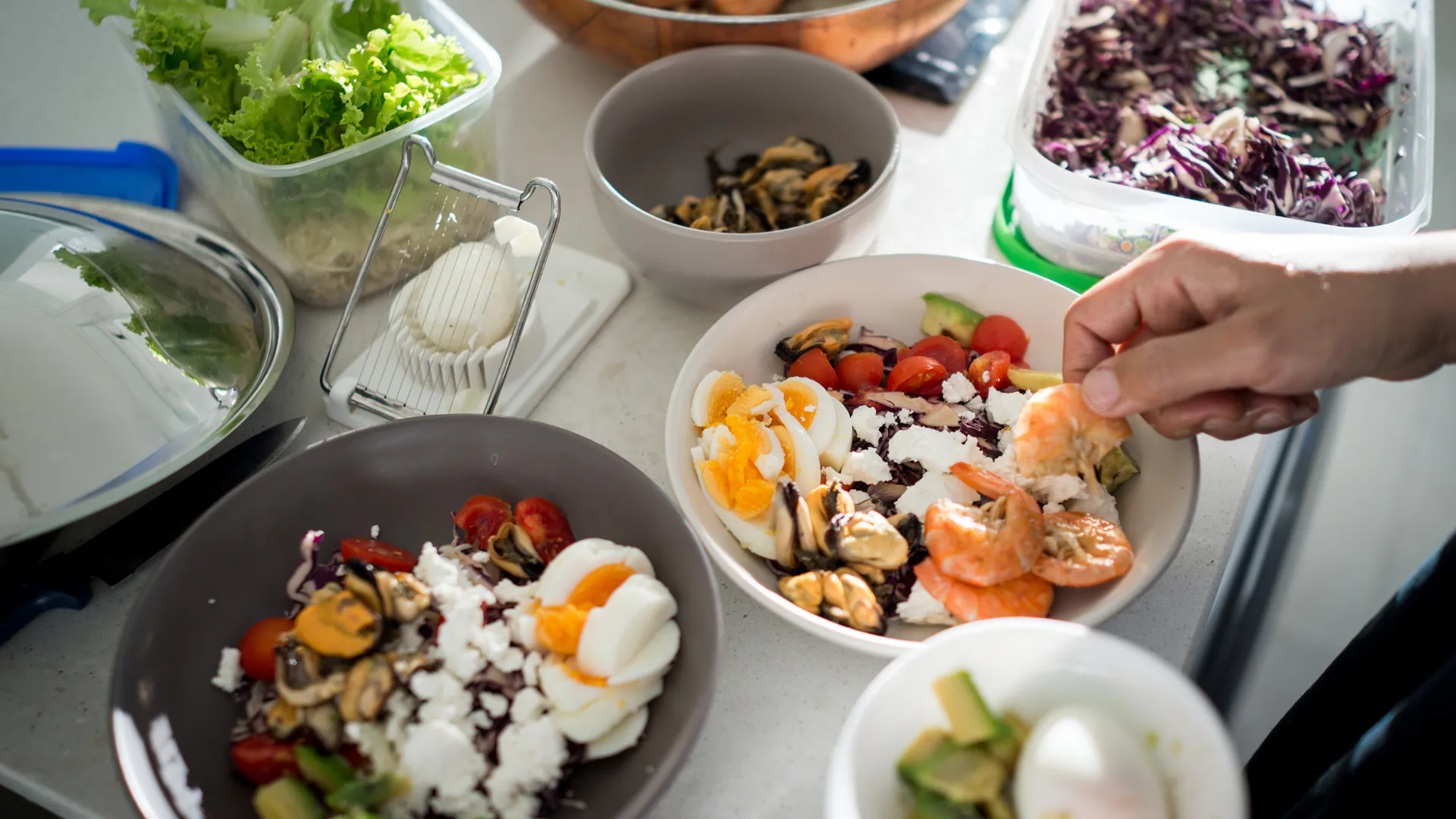 préparation d’un repas de personne à un régime faible en glucides