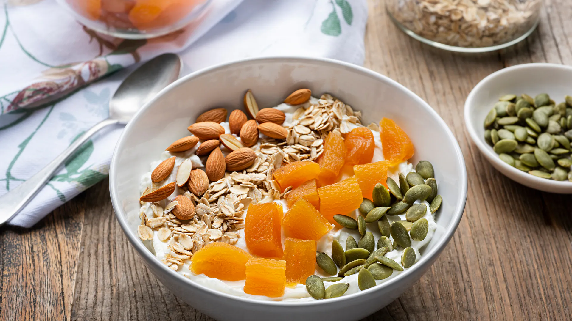 Yogourt grec avec noix, graines et fruits frits pour le petit déjeuner