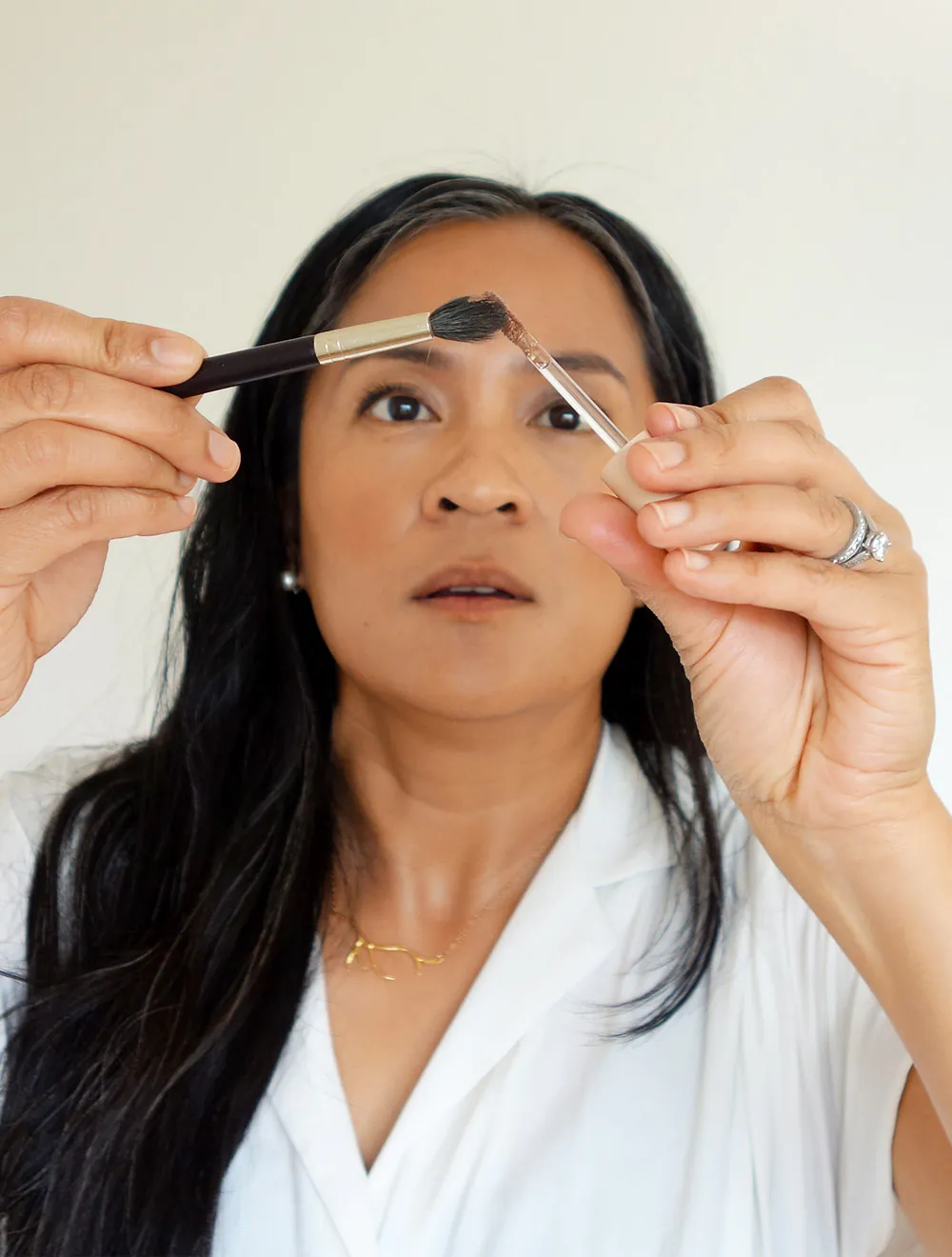 Astuce de maquillage rapide: contrôlez cette ombre crème