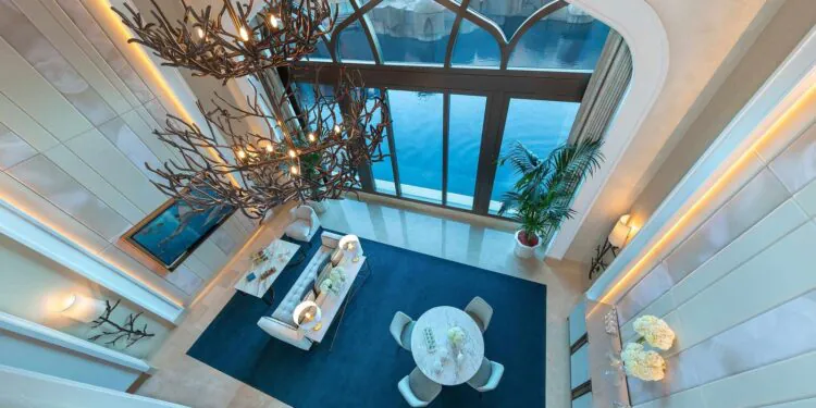 L'image peut contenir Architecture du bâtiment Design d'intérieur Intérieur Fenêtre Puits de lumière et logement