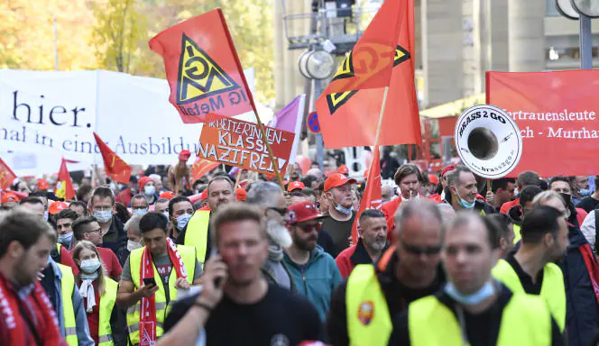 Lors d'une manifestation organisée par le syndicat IG Metall, à Stuttgart, en Allemagne, le 29 octobre 2021.