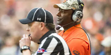 Les entraîneurs de football noirs font face à plus de pénalités d’équipe, selon une étude