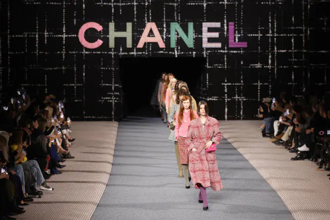 Défilé Chanel pour la collection prêt-à-porter femme automne-hiver 2022-2023, à Paris, le 8 mars 2022.