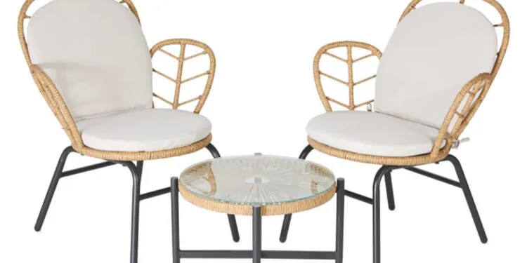 L’image peut contenir: Meubles, chaise, table, table basse et bois