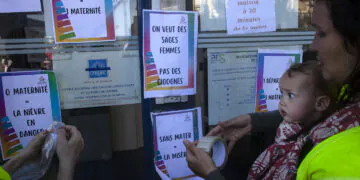 Partout en France, à la veille de l'été, des maternités sous haute tension