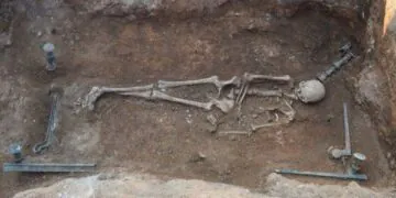 L'enterrement d'une femme vieille de 2 100 ans allongée sur un "lit de sirène" en bronze découvert en Grèce